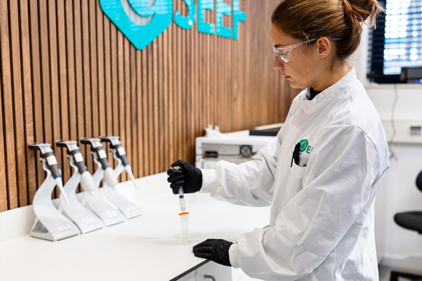 Laborant testen op chroom 6